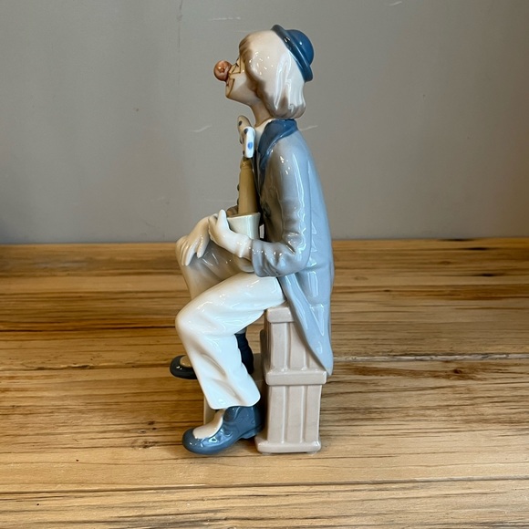 Cascades Porcelain Clown Musician Playing Saxophone Made In Spain - Picture 4 of 8